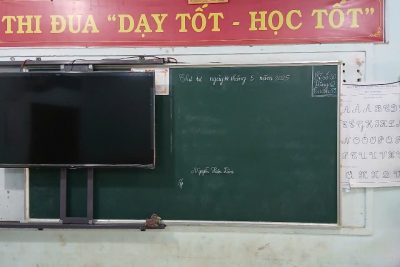 Lớp em treo ảnh Bác Hồ